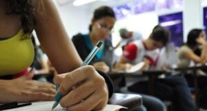 Mulheres são maioria no Enem 2025, com  60% das inscrições