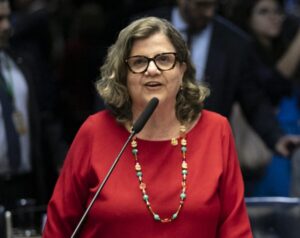 Teresa Leitão resolve ir ao pré lançamento da candidatura do prefeito João Campos