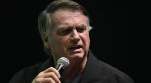 Alexandre de Moraes decreta prisão domiciliar de Bolsonaro