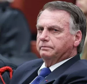 Alexandre de Moraes concede prisão domiciliar a Bolsonaro