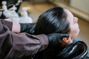 Em Pauta: Anvisa alerta sobre riscos graves do uso de alisantes capilares com substâncias proibidas