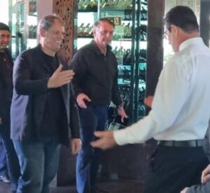 Giro Político: Trump e o tiro no pé do bolsonarismo