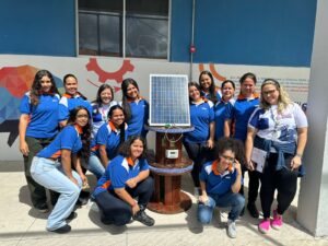 Alunas do SENAI Areias criam carregador de celular solar com peças recicladas