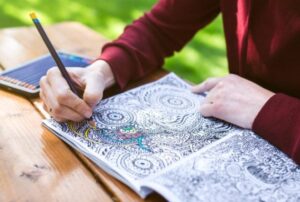 Espaço para fãs de livros de colorir movimenta final de semana no Shopping Guararapes