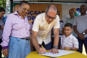 Mano Medeiros assina ordem de serviço para obras em ruas e travessas do Conjunto Marcos Freire