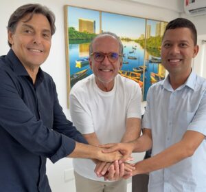 Prefeito e ex-prefeito de Flores formalizam apoio à reeleição do senador Dueire