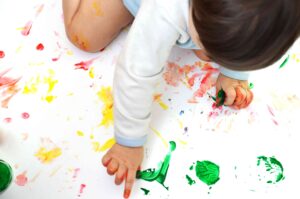 Oftalmologista alerta para risco de acidentes oculares durante as férias da criançada