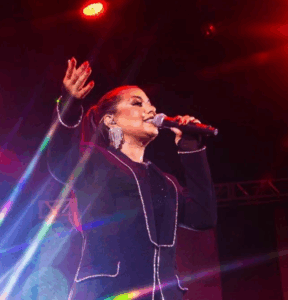 Priscila Senna celebra 15 anos de carreira com grande show no Recife