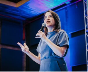 Raquel faz desabafo em evento literário e responde à oposição na Alepe:”não temo a ação de opositores”