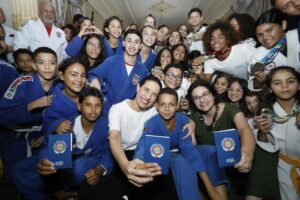 Governadora entrega passagens aéreas a atletas que vão participar de competições fora do Estado