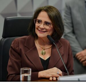 Com 27 votos a favor e quatro contrários Alepe aprova título de cidadã para Damares Alves