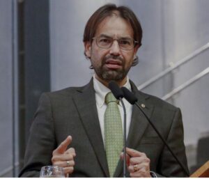 Vai e vem na CPI. Justiça mantém Diogo Moraes na liderança do PSDB na Alepe