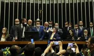 Oposição ocupa mesas da Câmara e do Senado para forçar votação de anistia e impeachment de Moraes
