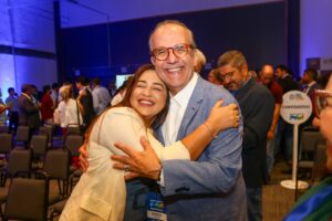 Senador Dueire recebe apoio do 22º prefeito(a) em caminhada pela reeleição