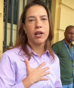 Governadora entrega novos equipamentos à Polícia incluindo pistolas Glock “ as mais modernas do mundo” segundo ela