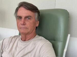 Bolsonaro deixou UTI e foi transferido para quarto no hospital