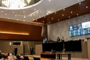 Base governista tenta manobra para aprovar LOA na Alepe, mas oposição derruba votação; estado segue sem orçamento aprovado