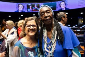 Lia de Itamaracá recebe Diploma Bertha Lutz e leva a ciranda ao Senado Federal