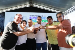 Governadora Raquel Lyra entrega casas e vistoria obra de construção de creche em Vicência