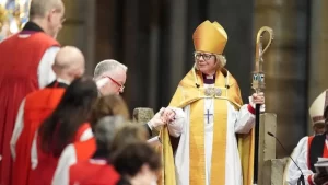 Sarah Mullally, é empossada como primeira mulher a liderar Igreja Anglicana