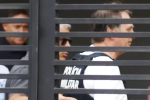 Bolsonaro recebe alta e fica em prisão domiciliar