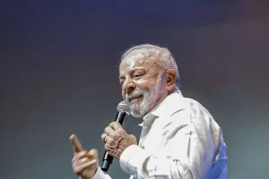 Lula tenta projetar futuro em cenário que já não aceita 2002- por Igor Maciel