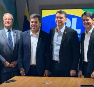 Ao lado de Flávio Bolsonaro, Mendonça Filho se filia ao PL e reforça oposição ao PT