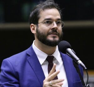 Chuvas provocam adiamento da filiação de Túlio Gadelha ao PSD.