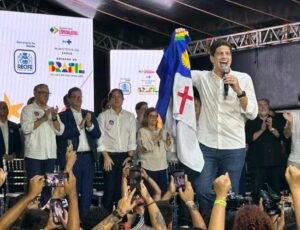 João Campos renuncia a mandato e faz discurso empunhando a bandeira de Pernambuco